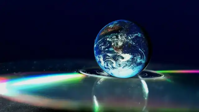 Spacetime Emerges from Colored Graph Patterns