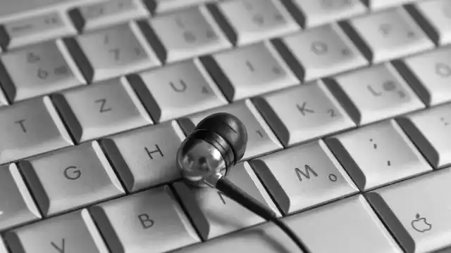 AI Learns to Understand Speech Patterns Without Human Labels